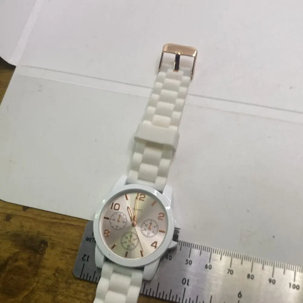 Womens White Rubber Fashion Quartz Watch New Battery